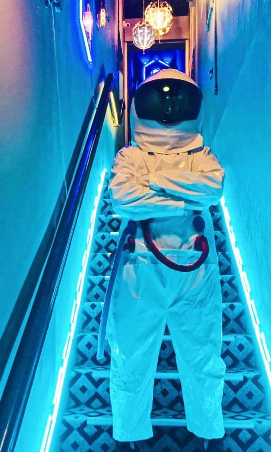 MET A Space Pod @ Boat Quay Singapour Extérieur photo